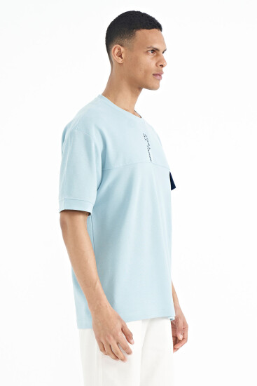 Açık Mavi Gizli Cep Detaylı Baskılı Oversize Erkek T-shirt - 88244 - Thumbnail