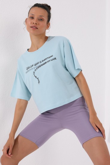 TommyLife - Açık Mavi Yazı Baskılı Kısa O Yaka Kadın Oversize T-Shirt - 97135