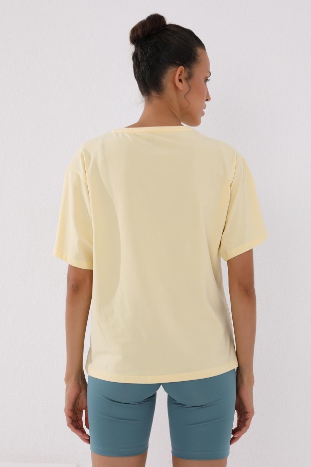 Açık Sarı Deforme Yazı Baskılı O Yaka Oversize Kadın T-Shirt - 97139