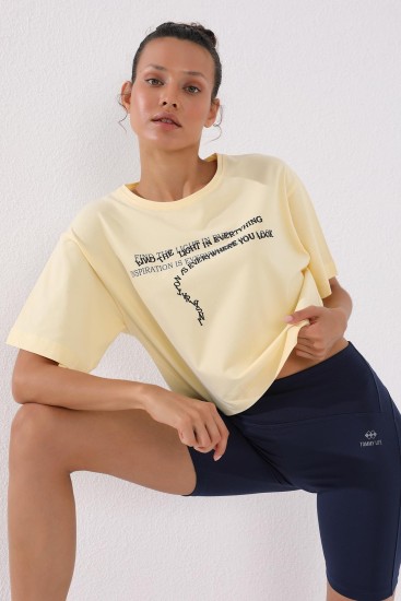 TommyLife - Açık Sarı Yazı Baskılı Kısa O Yaka Kadın Oversize T-Shirt - 97135