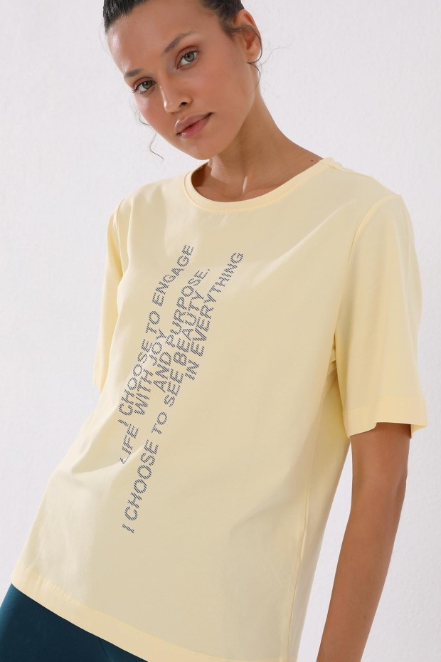 Açık Sarı Pembe Dikey Yazı Baskılı O Yaka Kadın Oversize T-Shirt - 97138 - Thumbnail