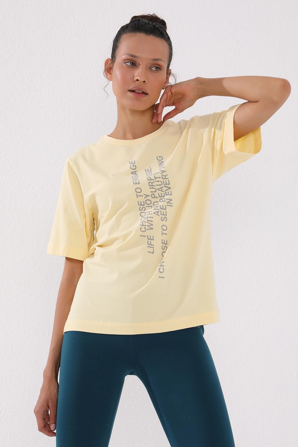 Açık Sarı Pembe Dikey Yazı Baskılı O Yaka Kadın Oversize T-Shirt - 97138