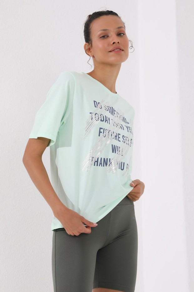 Açık Yeşil Deforme Yazı Baskılı O Yaka Kadın Oversize T-Shirt - 97133