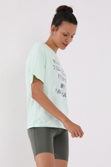 Açık Yeşil Deforme Yazı Baskılı O Yaka Kadın Oversize T-Shirt - 97133 - Thumbnail