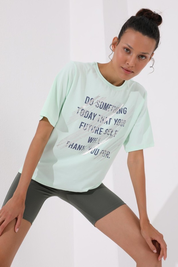 Açık Yeşil Deforme Yazı Baskılı O Yaka Kadın Oversize T-Shirt - 97133