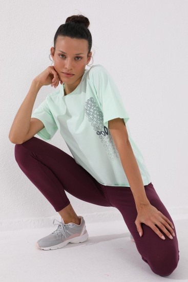 Açık Yeşil Deforme Yazı Baskılı O Yaka Kadın Oversize T-Shirt - 97134 - Thumbnail
