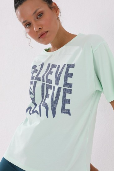 Açık Yeşil Deforme Yazı Baskılı O Yaka Oversize Kadın T-Shirt - 97139 - Thumbnail