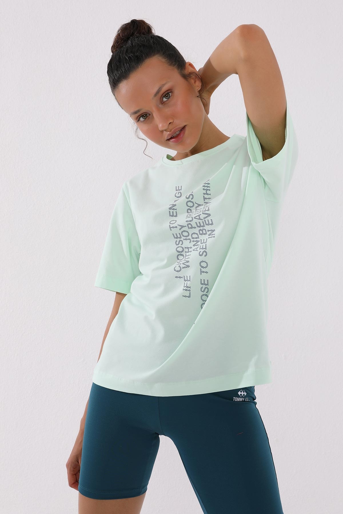 Açık Yeşil Pembe Dikey Yazı Baskılı O Yaka Kadın Oversize T-Shirt - 97138