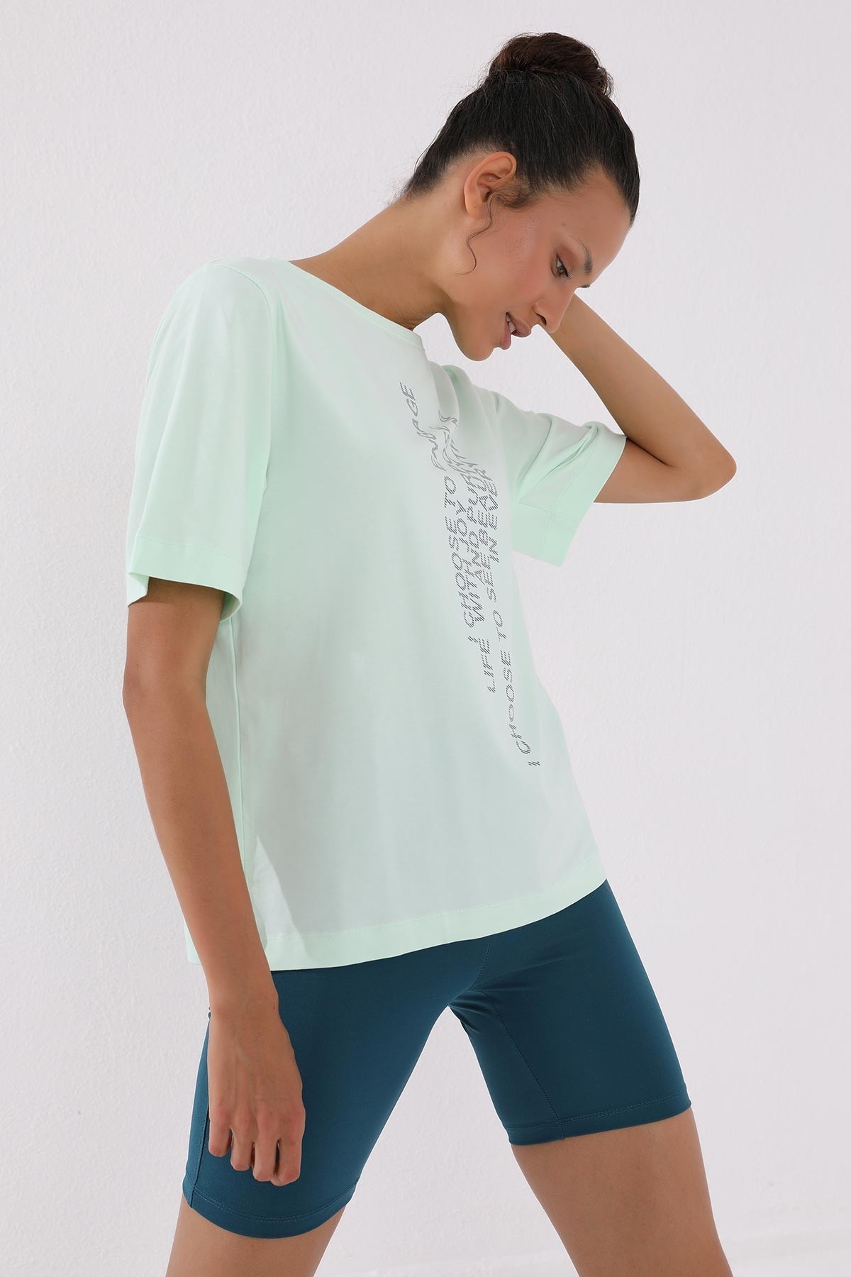Açık Yeşil Pembe Dikey Yazı Baskılı O Yaka Kadın Oversize T-Shirt - 97138