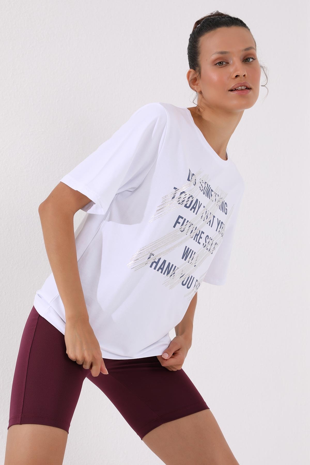 TommyLife - Beyaz Deforme Yazı Baskılı O Yaka Kadın Oversize T-Shirt - 97133