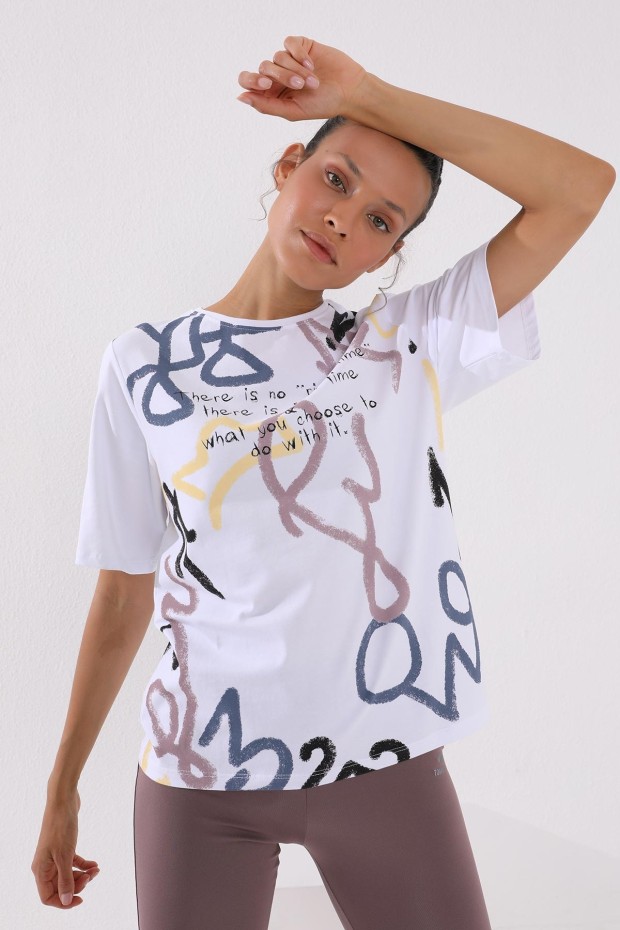 Beyaz Karışık Desenli Yazı Baskılı O Yaka Kadın Oversize T-Shirt - 97132