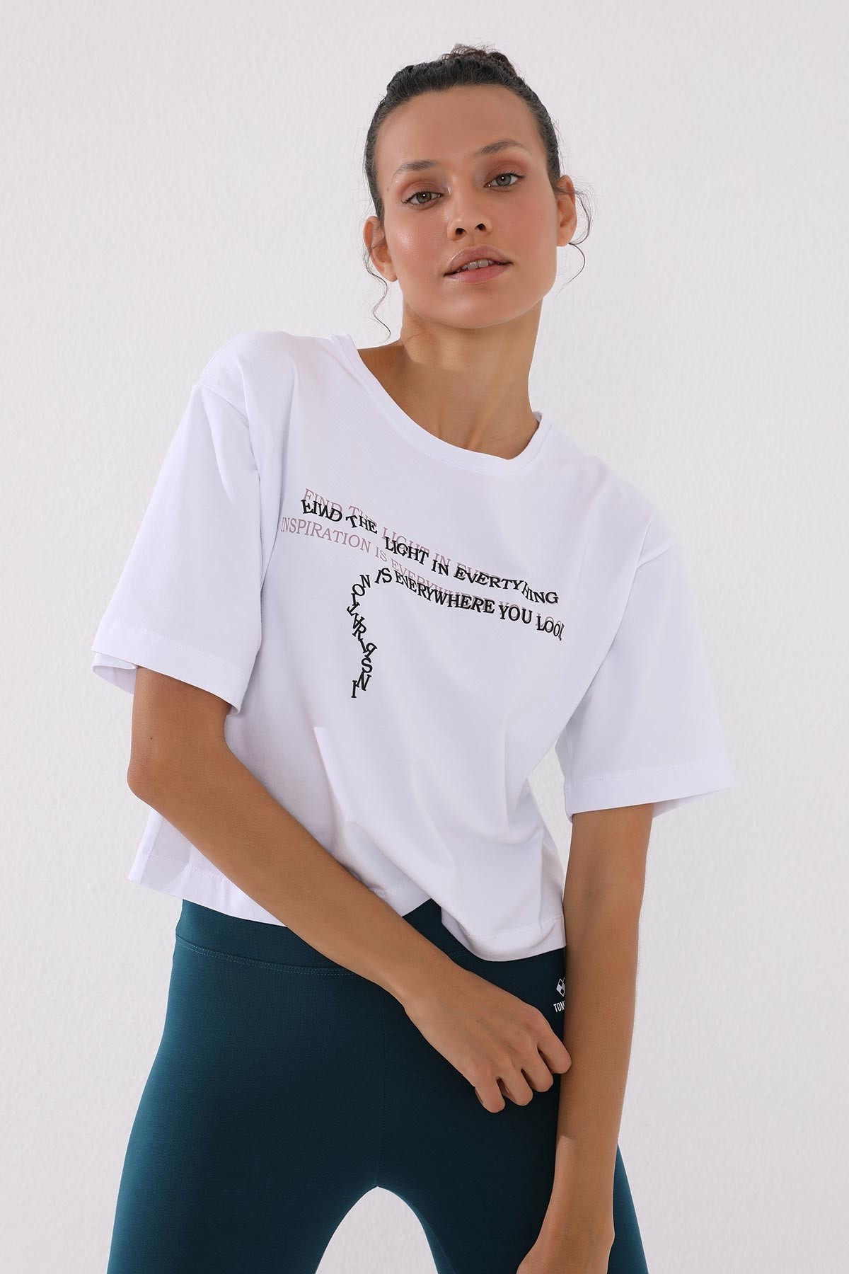 TommyLife - Beyaz Yazı Baskılı Kısa O Yaka Kadın Oversize T-Shirt - 97135