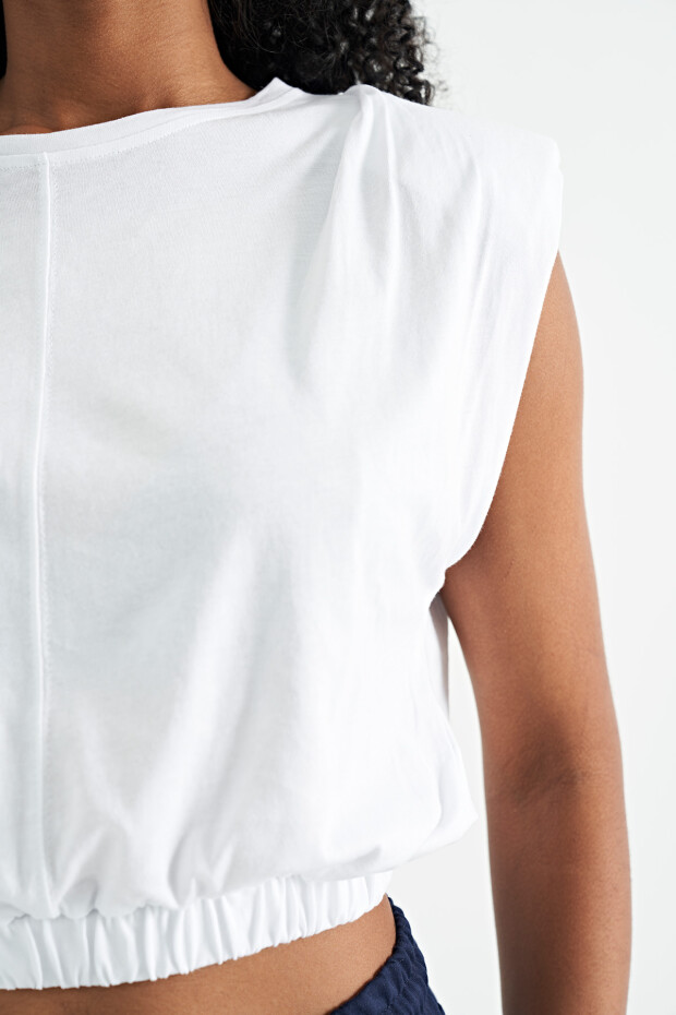 Beyaz Vatka Omuz Detaylı O Yaka Rahat Kalıp Kadın T-Shirt - 02185