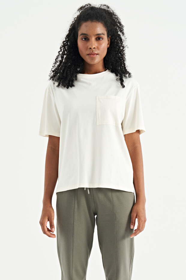 Ekru Düşük Omuzlu Cep Detaylı Oversize Kadın T-Shirt - 02268