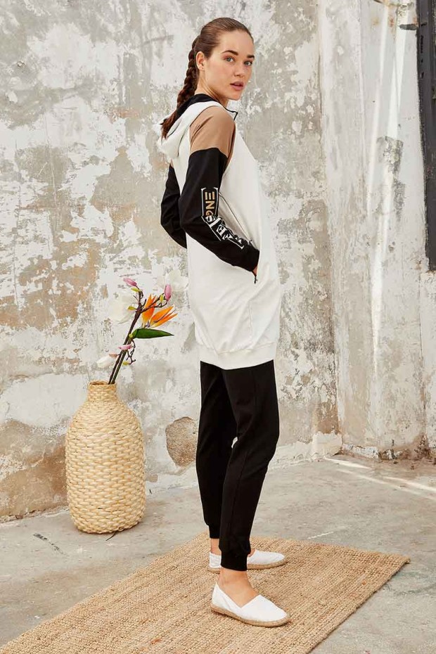 Ekru - Siyah Kapüşonlu Yarım Fermuar Rahat Form Jogger Kadın Eşofman Tunik Takım - 95250