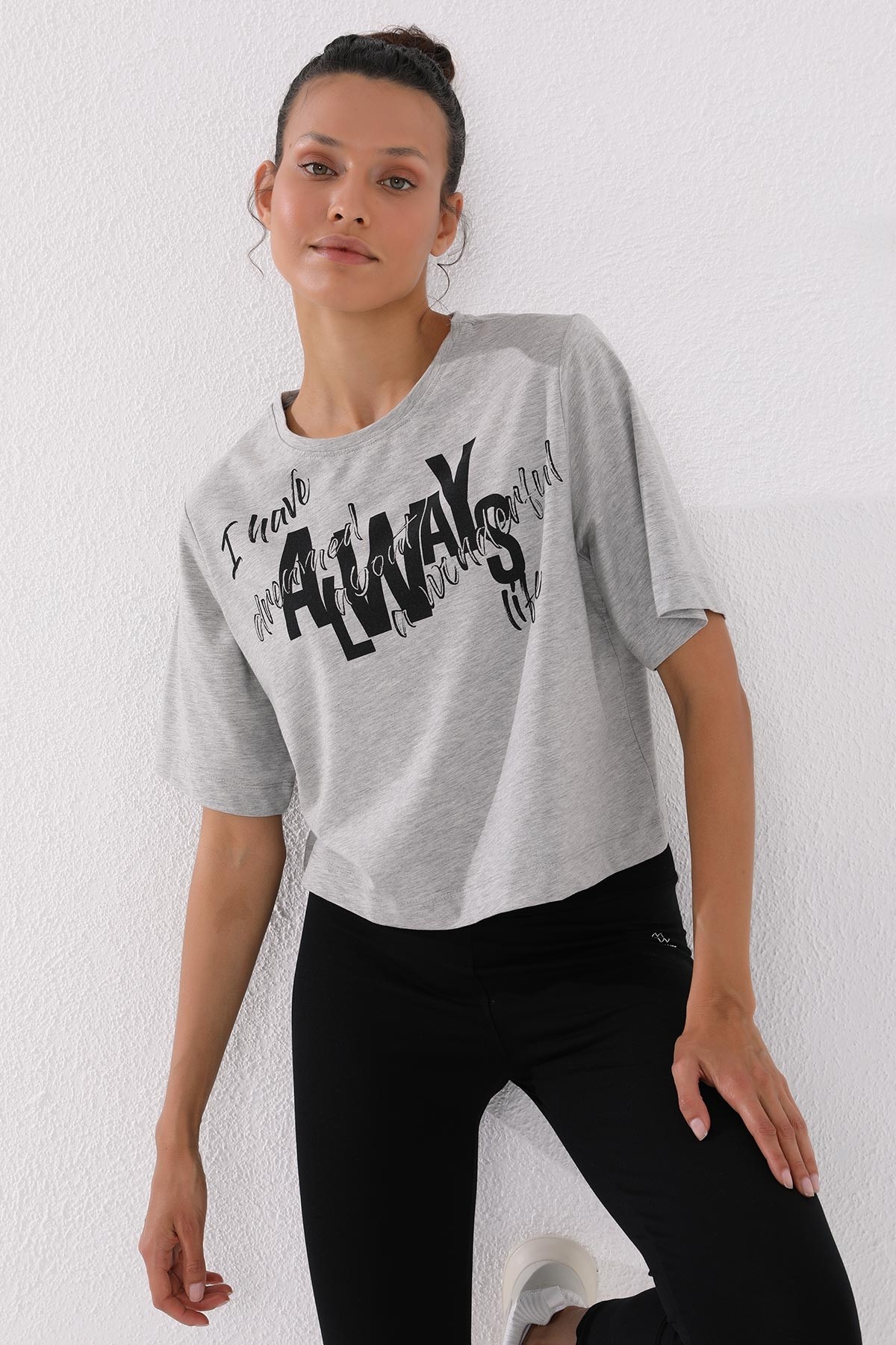 TommyLife - Gri Melanj Asimetrik Yazı Baskılı O Yaka Kadın Oversize T-Shirt - 97136