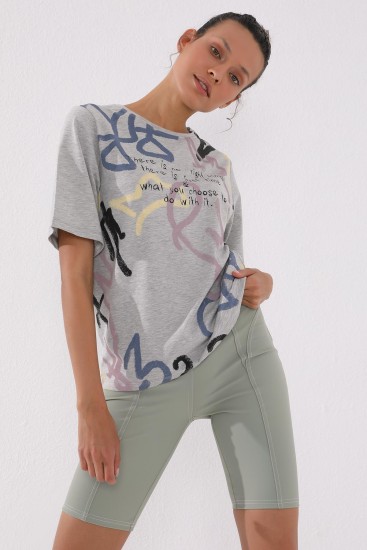 Gri Melanj Karışık Desenli Yazı Baskılı O Yaka Kadın Oversize T-Shirt - 97132 - Thumbnail