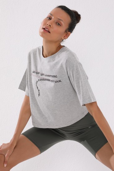 TommyLife - Gri Melanj Yazı Baskılı Kısa O Yaka Kadın Oversize T-Shirt - 97135