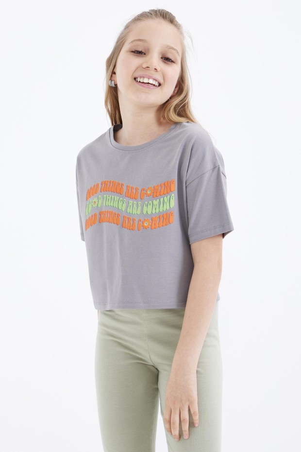 Gri Oversize Renkli Yazı Baskılı Düşük Omuz O Yaka Kız Çocuk Crop T-Shirt - 75038