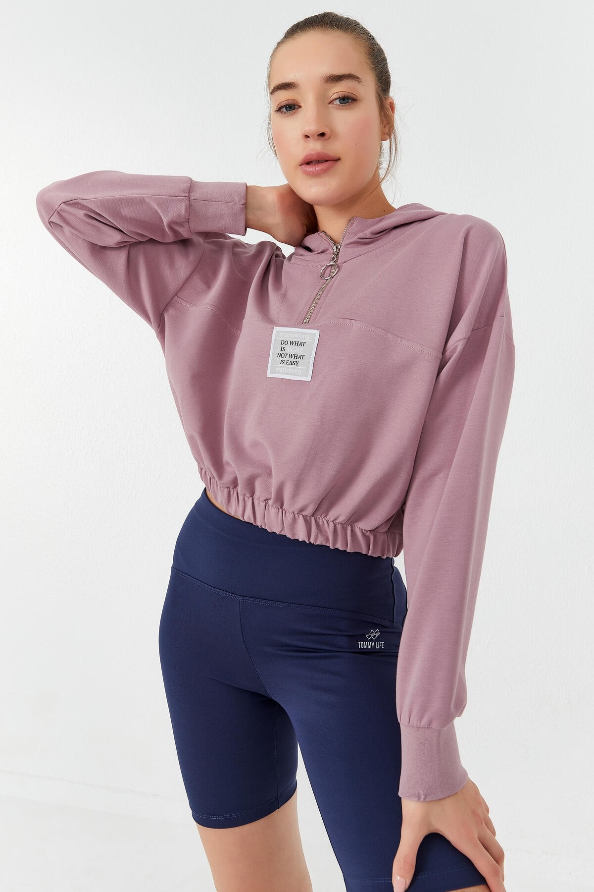 TommyLife - Gül Kurusu Beli Büzgülü Kapüşonlu Yarım Fermuarlı Rahat Form Kadın Crop Top Sweatshirt - 97155
