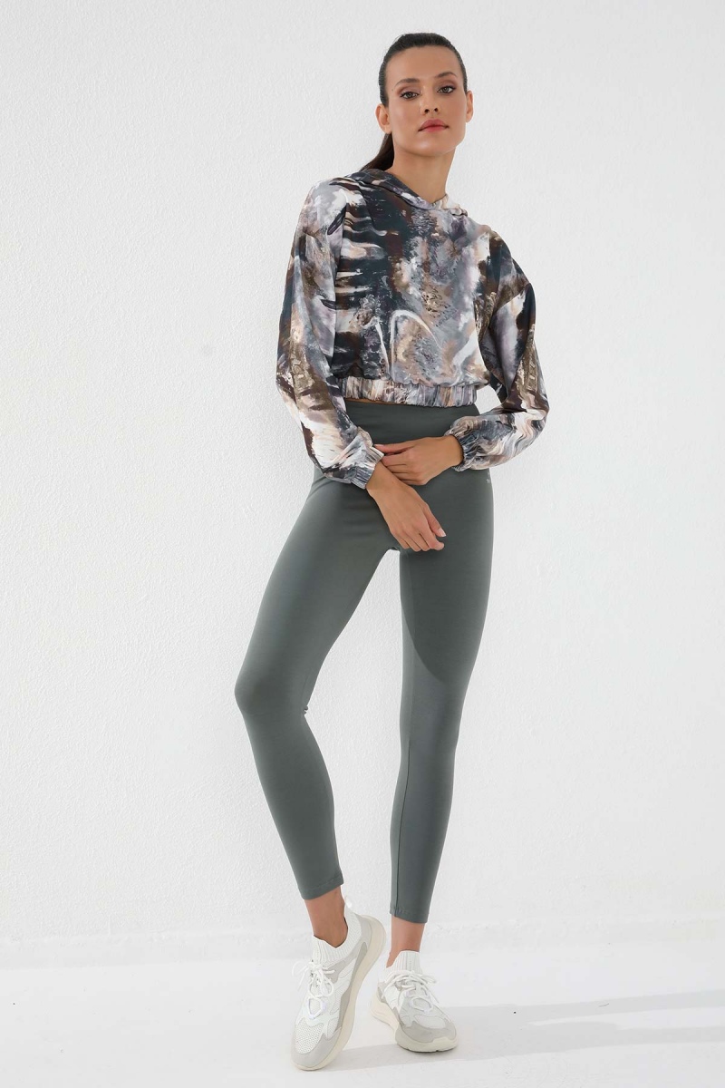 Kahverengi Karışık Batik Desenli Lastikli Kapüşonlu Kadın Oversize Crop Top Sweatshirt - 97140