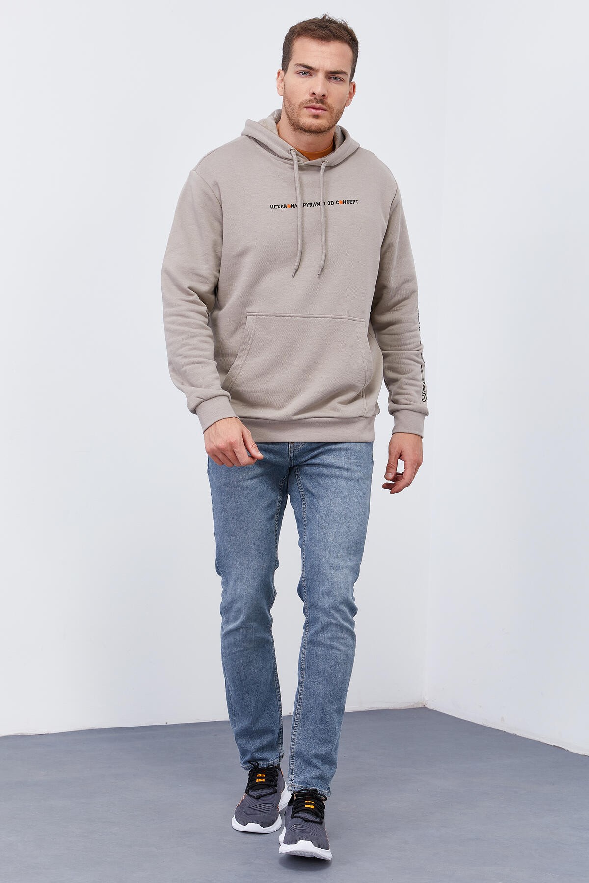 Koyu Bej Kol Baskılı Kapüşonlu Rahat Form Erkek Sweatshirt - 88038
