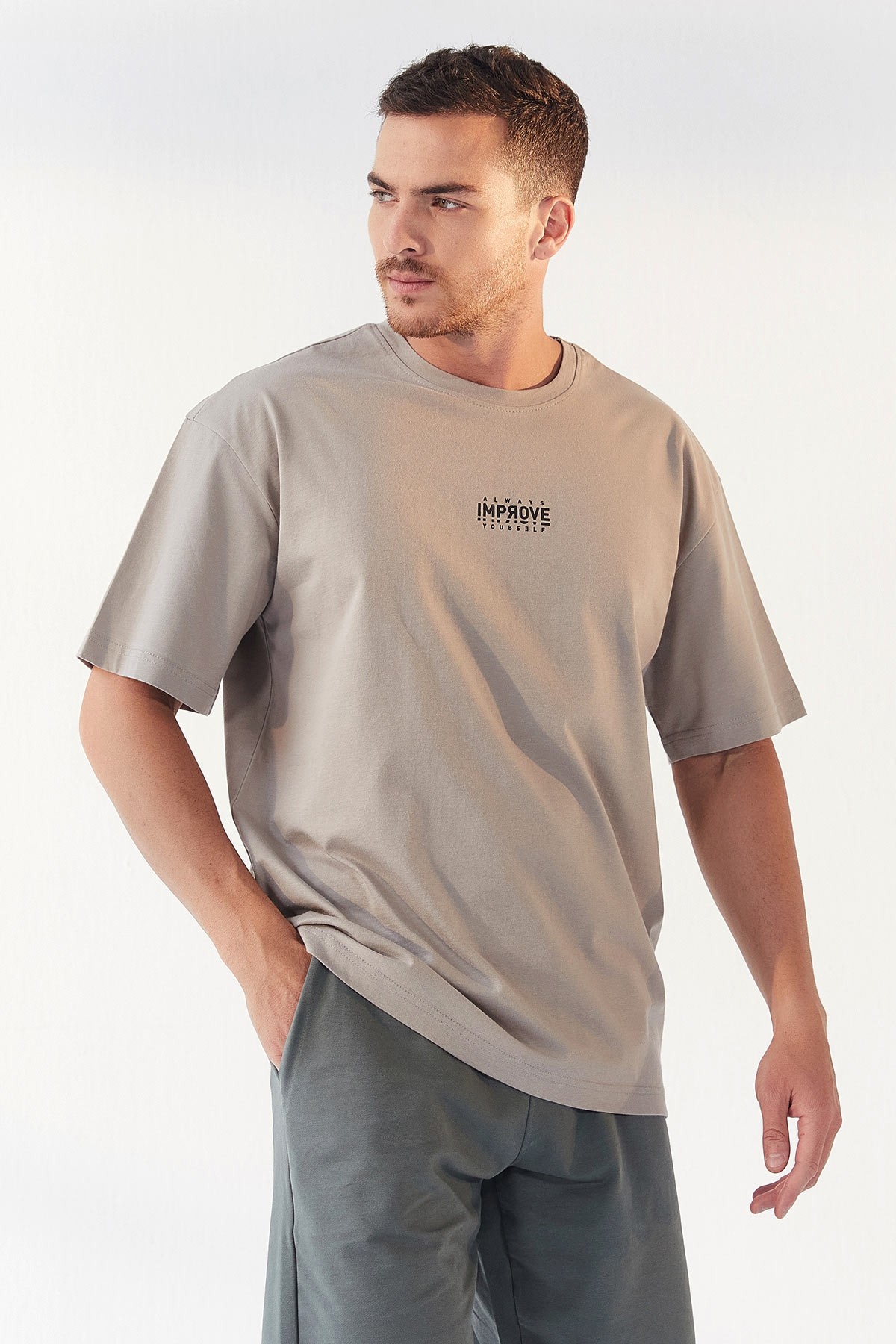 Koyu Bej Küçük Yazı Baskılı O Yaka Erkek Oversize T-Shirt - 87985