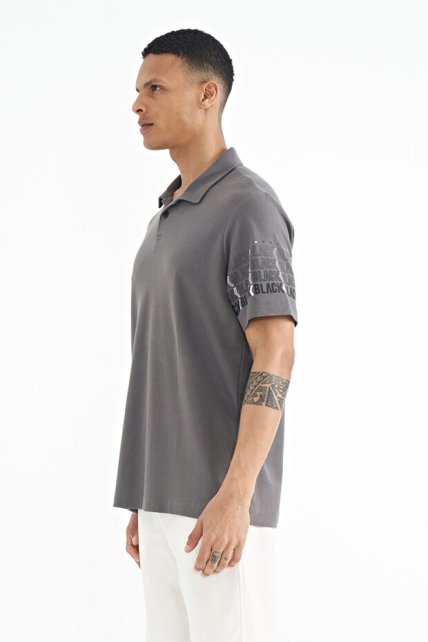 Koyu Gri Kol Baskı Detaylı Polo Yaka Standart Form Erkek T-shirt - 88240