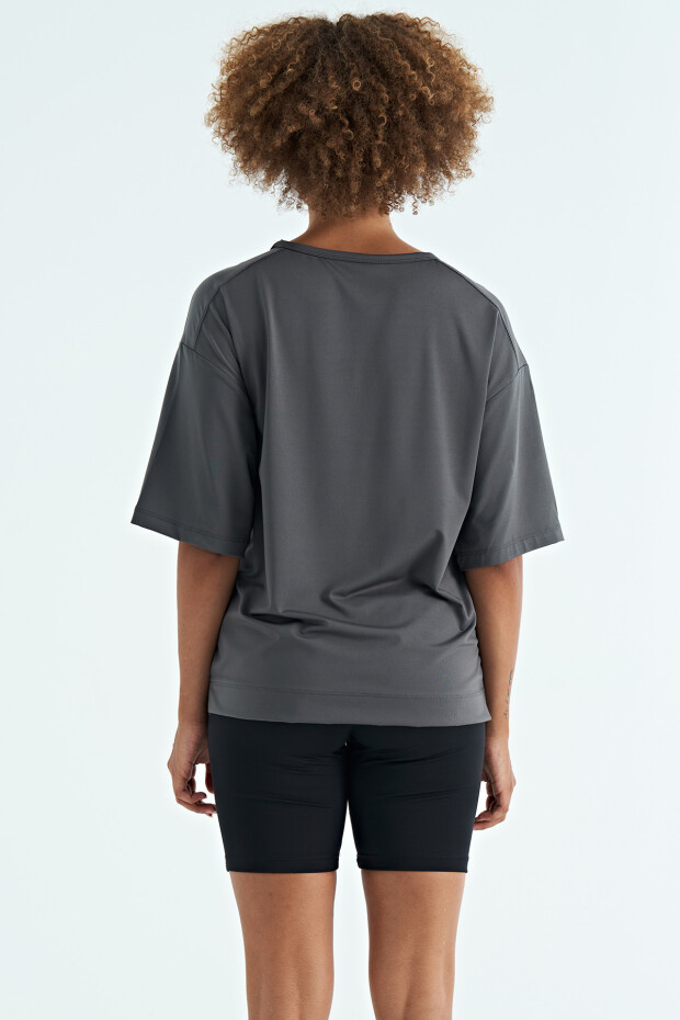 Koyu Gri O Yaka Baskı Detaylı Oversize Kısa Kol Kadın T-Shirt - 97263