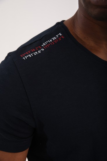 Lacivert Göğüs Baskılı Koordinat Detaylı Standart Kalıp O Yaka Erkek T-Shirt - 87894 - Thumbnail