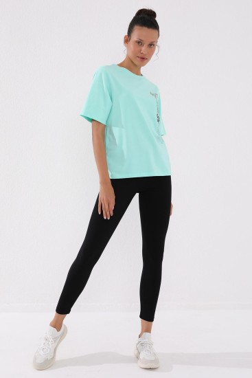 Mint Yeşili Deforme Yazı Baskılı O Yaka Kadın Oversize T-Shirt - 97134 - Thumbnail