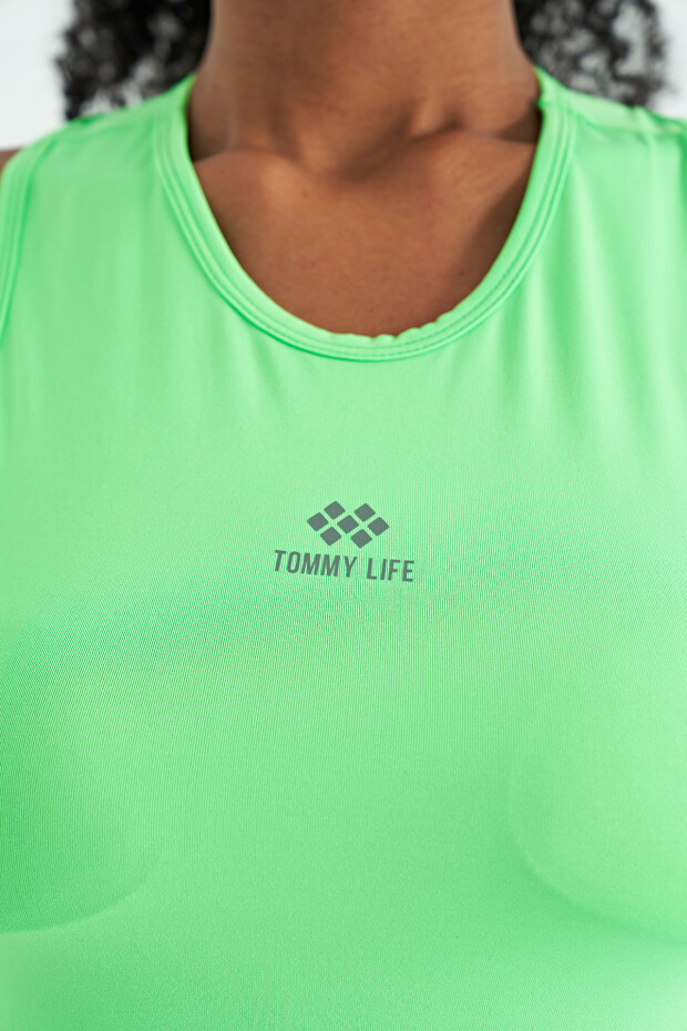 Tommy Life Neon Yeşil Yırtmaç Detaylı O Yaka Sıfır Kollu Standart Kalıp Kadın Spor Atlet - 97256. 3