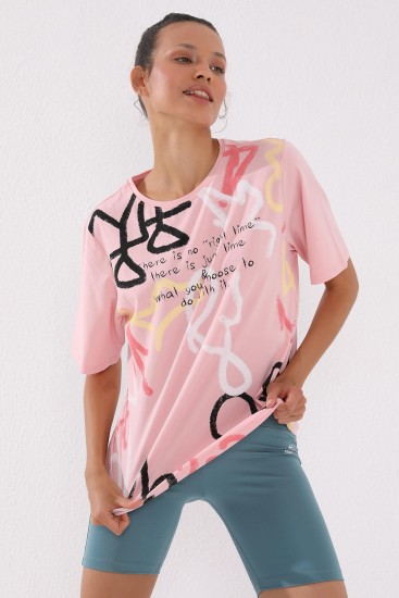 Pembe Karışık Desenli Yazı Baskılı O Yaka Kadın Oversize T-Shirt - 97132 - Thumbnail