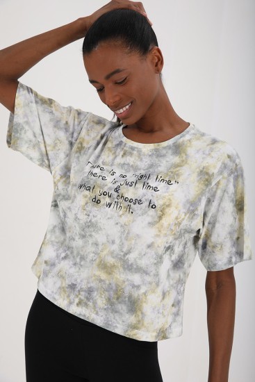 Sarı Yazı Baskılı Karışık Batik Desenli O Yaka Kadın Oversize T-Shirt - 97129 - Thumbnail