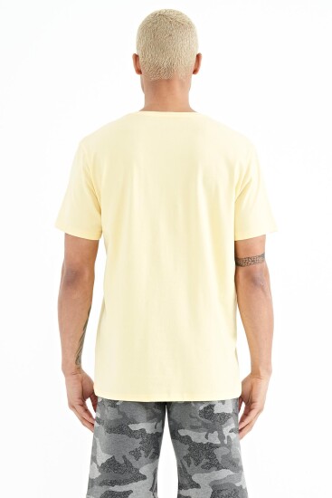 Sarı Yazı Baskılı Standart Kalıp O Yaka Erkek T-Shirt - 88189 - Thumbnail
