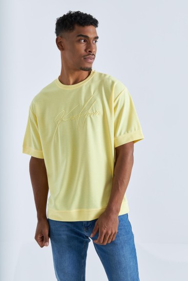 TommyLife - Sarı Yazı Nakışlı O Yaka Erkek Oversize T-Shirt - 88102