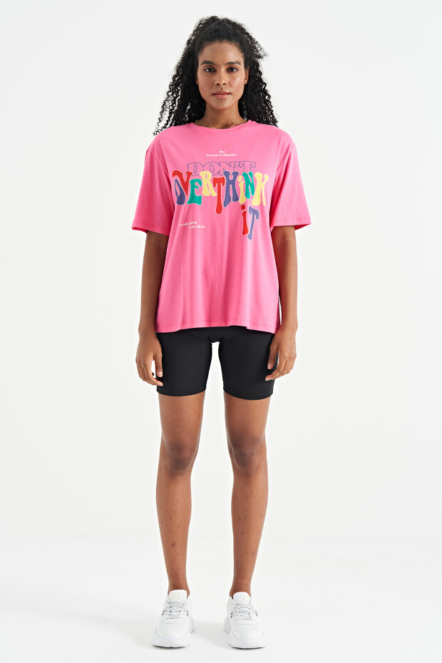Şeker Pembe Yazı Baskılı Düşük Omuzlu Oversize Basic Kadın T-Shirt - 02306