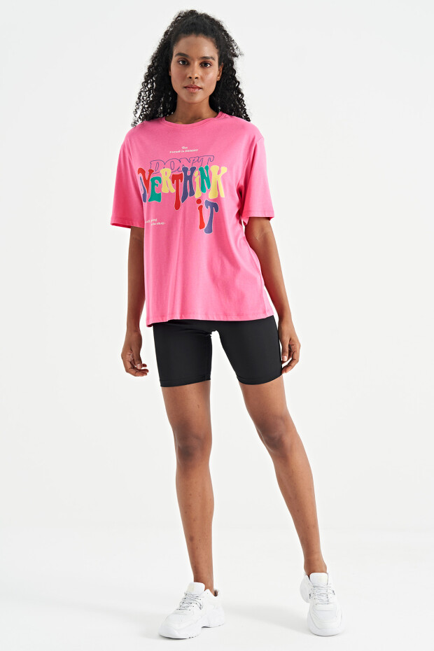Şeker Pembe Yazı Baskılı Düşük Omuzlu Oversize Basic Kadın T-Shirt - 02306