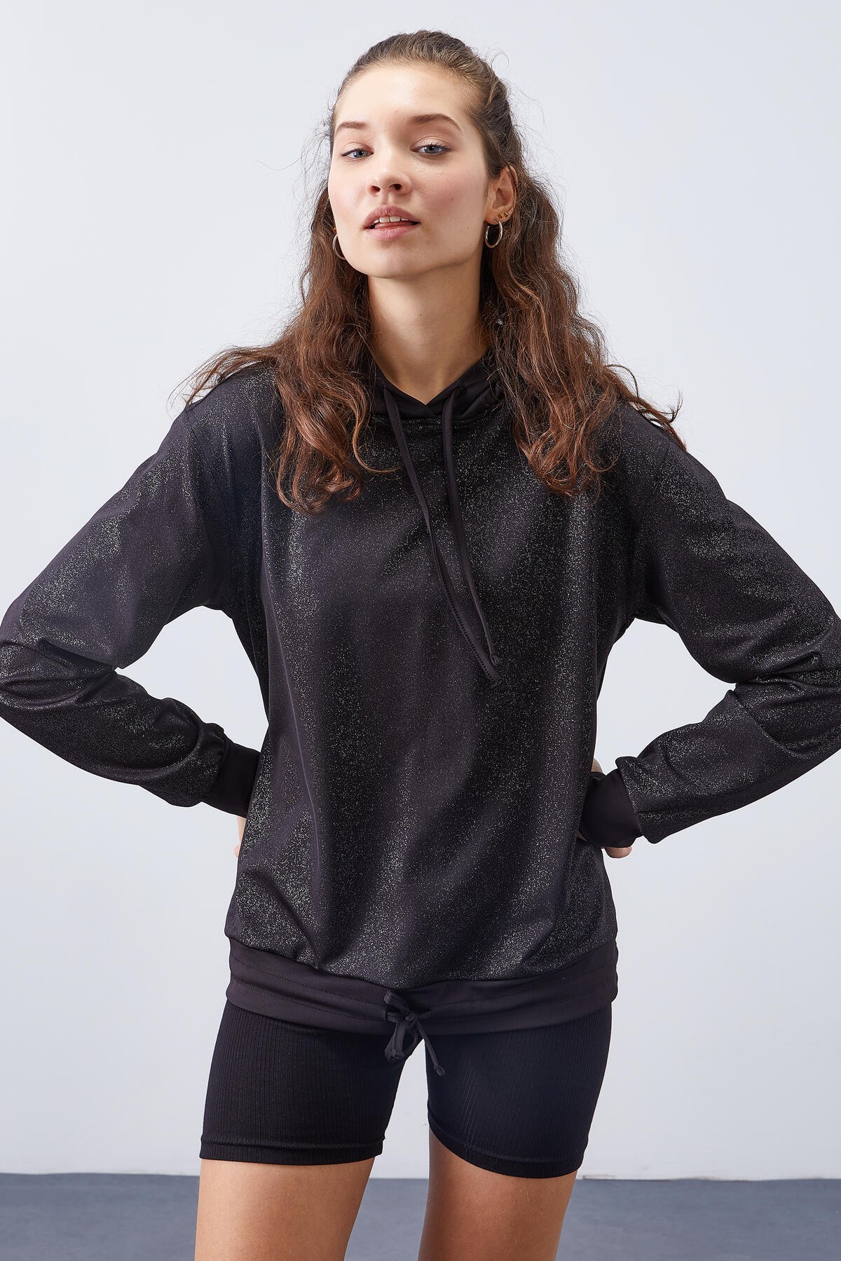 Siyah Gümüş Varak Simli Büzgü Detaylı Rahat Form Kapüşonlu Kadın Sweatshirt - 97124