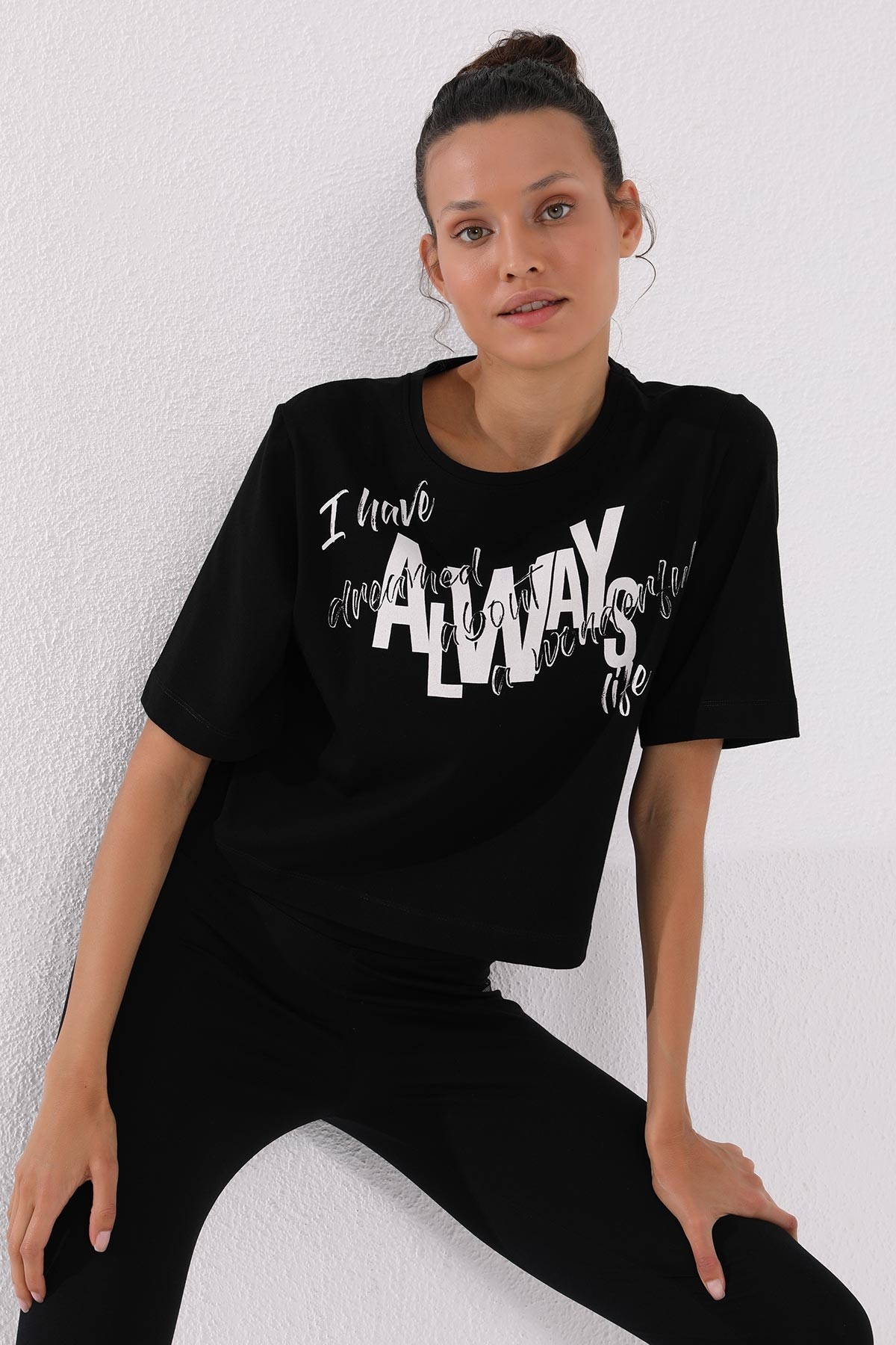 TommyLife - Siyah Asimetrik Yazı Baskılı O Yaka Kadın Oversize T-Shirt - 97136