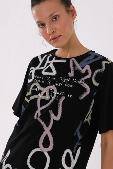 Siyah Karışık Desenli Yazı Baskılı O Yaka Kadın Oversize T-Shirt - 97132 - Thumbnail