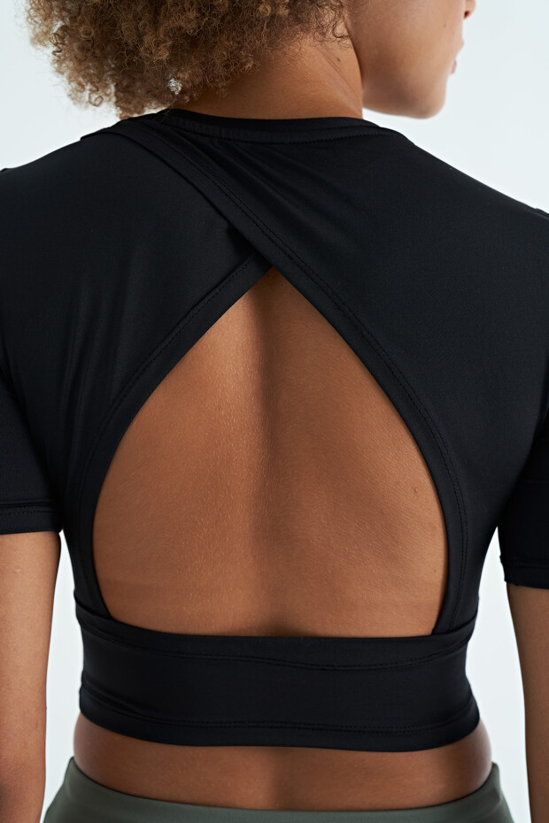 Siyah Sırt Dekolteli Standart Kalıp O Yaka Kadın Crop T-Shirt - 97265