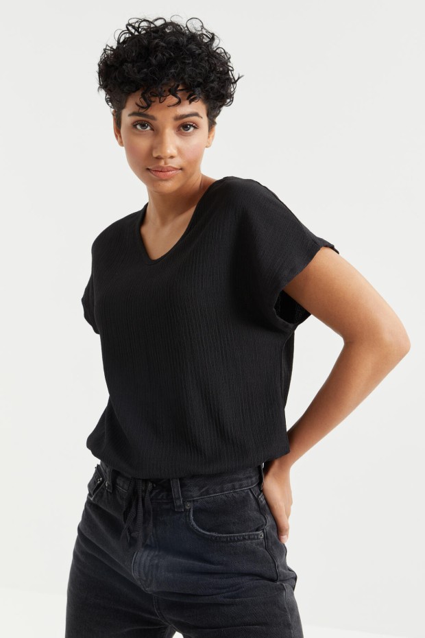 Siyah V Yaka Düşük Omuz Beli Bağcıklı Bürümcük Kumaş Kadın T-Shirt - 97224