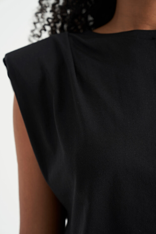 Siyah Vatka Omuz Detaylı O Yaka Rahat Kalıp Kadın T-Shirt - 02185