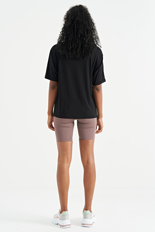 Siyah Yazı Baskılı Düşük Omuzlu O Yaka Oversize Kadın T-Shirt - 02307