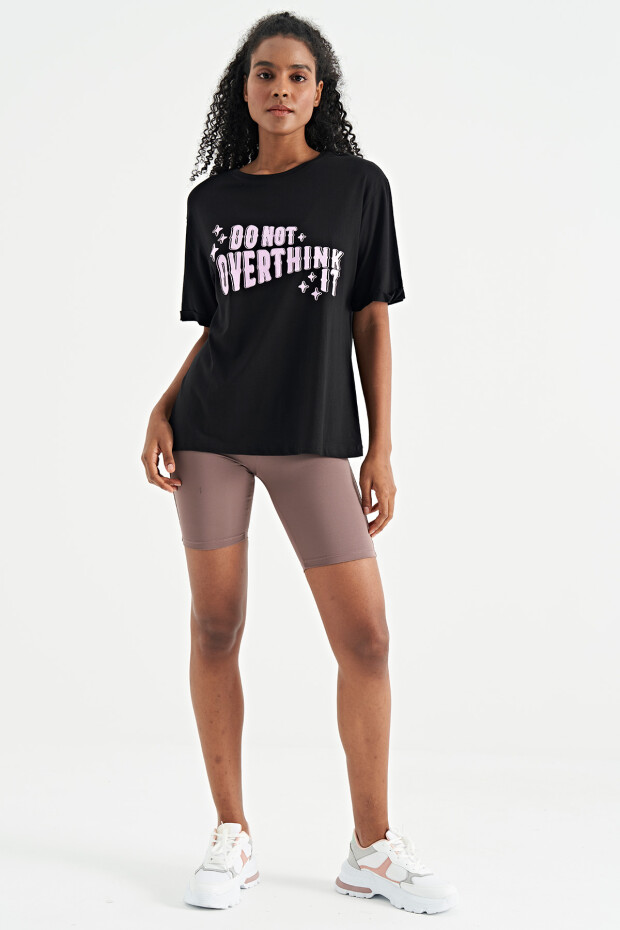 Siyah Yazı Baskılı Düşük Omuzlu O Yaka Oversize Kadın T-Shirt - 02307