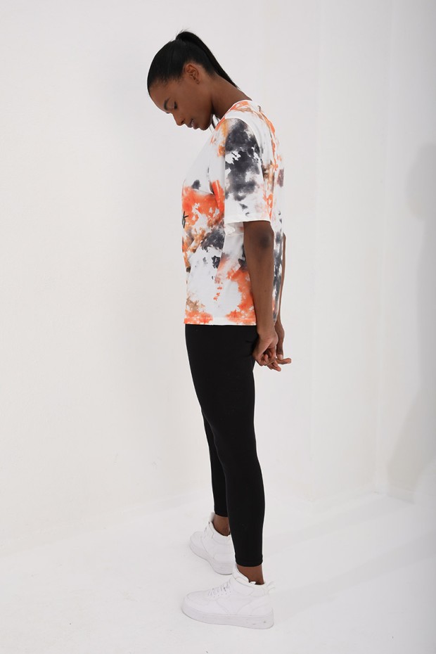 Turuncu Yazı Baskılı Batik Desenli O Yaka Kadın Oversize T-Shirt - 97125