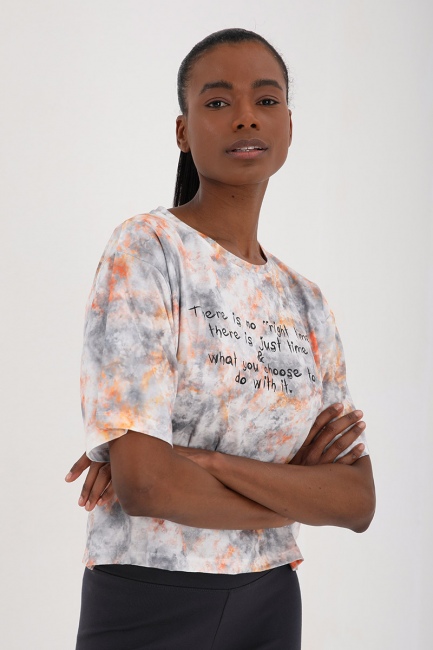 Turuncu Yazı Baskılı Karışık Batik Desenli O Yaka Kadın Oversize T-Shirt - 97129 - Thumbnail