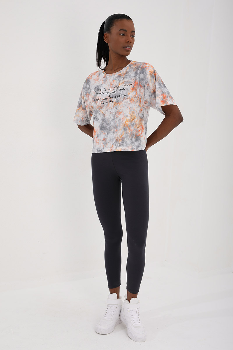 Turuncu Yazı Baskılı Karışık Batik Desenli O Yaka Kadın Oversize T-Shirt - 97129