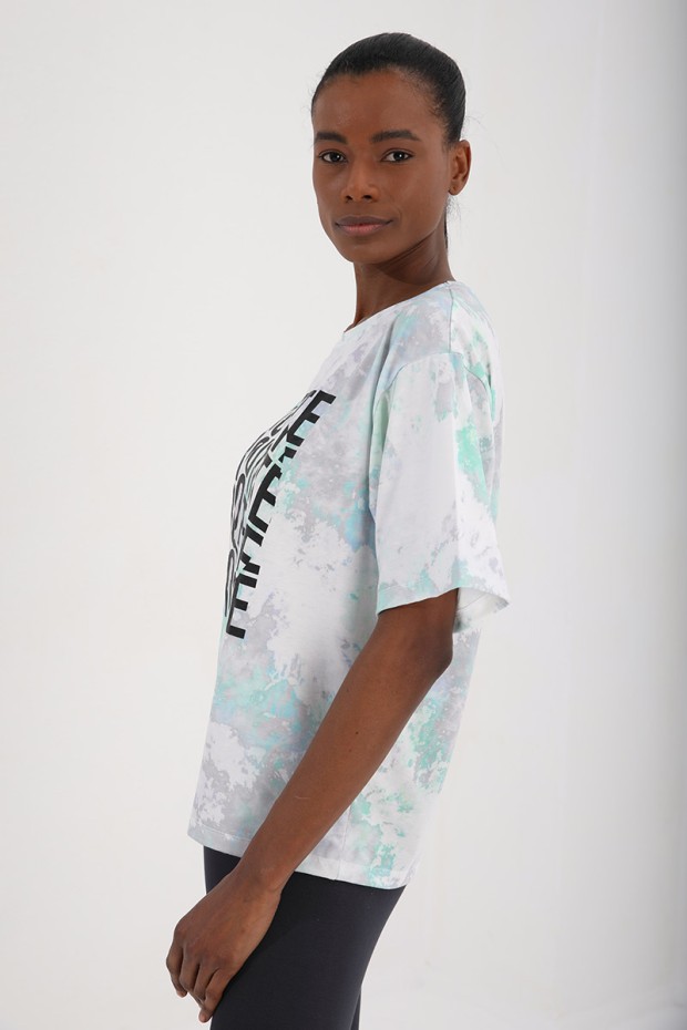 Yeşil Yazı Baskılı Batik Desenli O Yaka Kadın Oversize T-Shirt - 97126